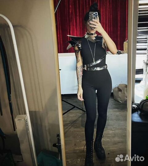 Футуристический серебряный костюм для фотосессии