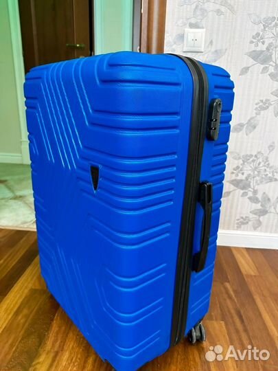 Чемодан на колесах пластиковый бу