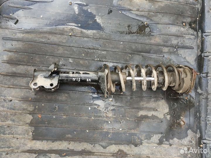 Задние стойки амортизатора Ниссан Санни n13 хэтч