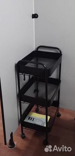 Этажерка на колесиках с корзинами