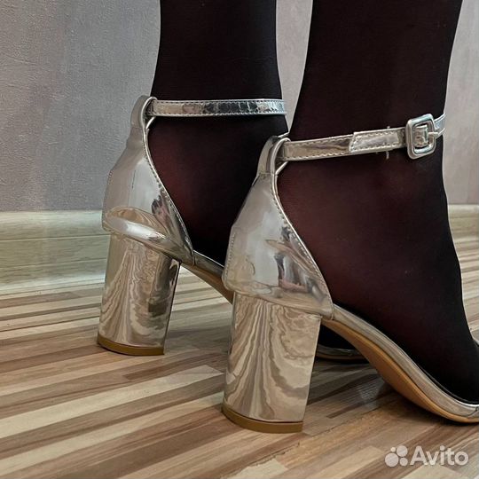 Женские серебряные туфли на каблуке
