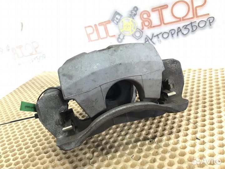 Суппорт передний правый Toyota prius ZVW30 2009-2