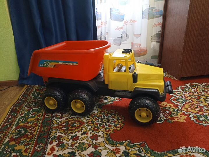 Большая игрушечная машинка