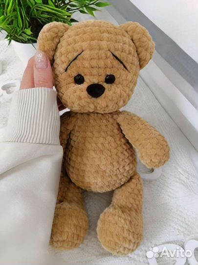 Плюшевый вязаный медвежонок