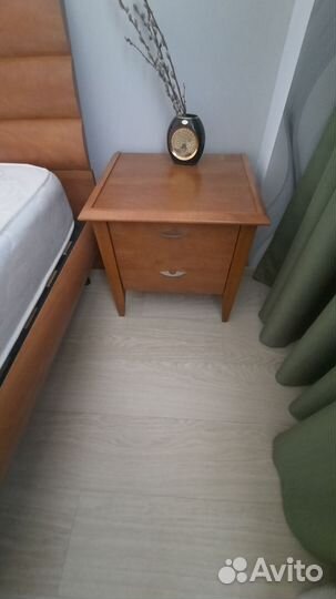 Кровать и две тумбочки