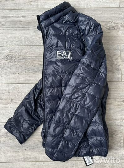 Emporio Armani EA7 пуховик р-р L(оригинал)