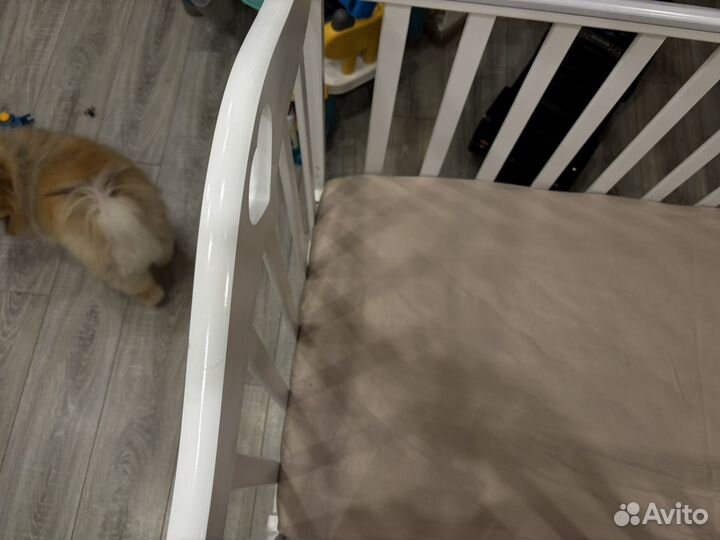 Детская кроватка с маятником и ящиком