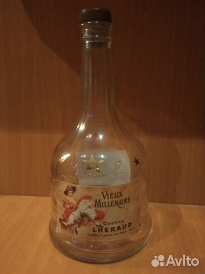 Коробка и булылка из под коньяка