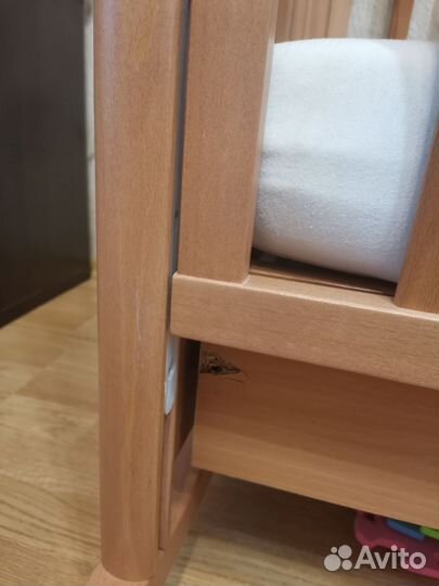 Детская кроватка с маятником и ящиком