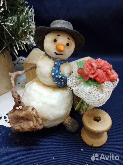 Снеговик с букетом роз