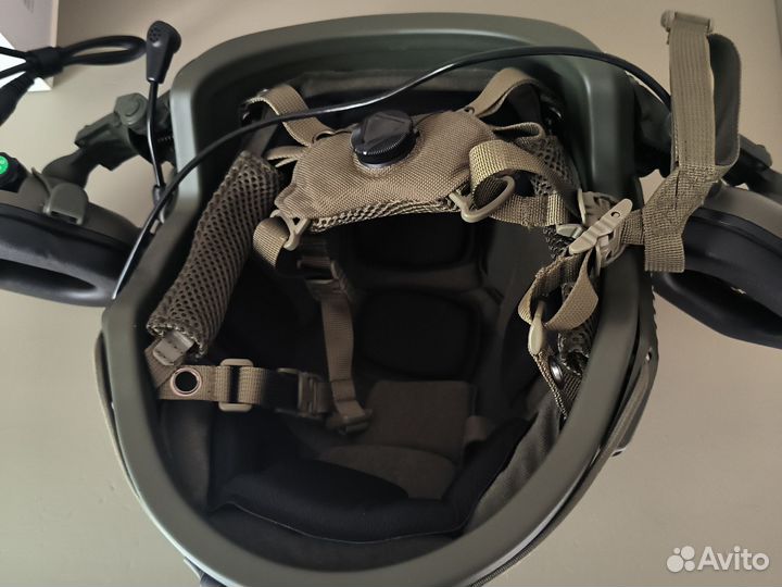 Тактический шлем с наушниками