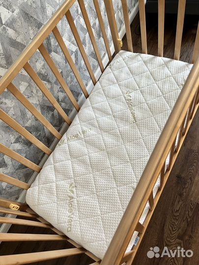 Детская кроватка с маятником