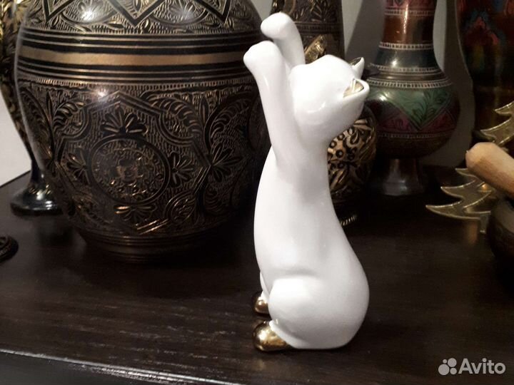 Фарфоровая фигурка кошка