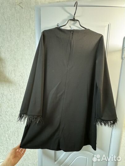 Платье с перьями на рукавах