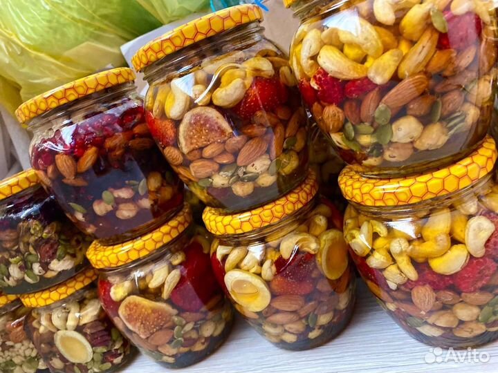 Микс из отборных орехов и липового меда с ягодами