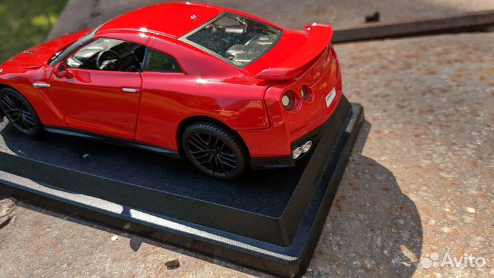 Масштабная модель автомобиля Nissan GT-R 1:24