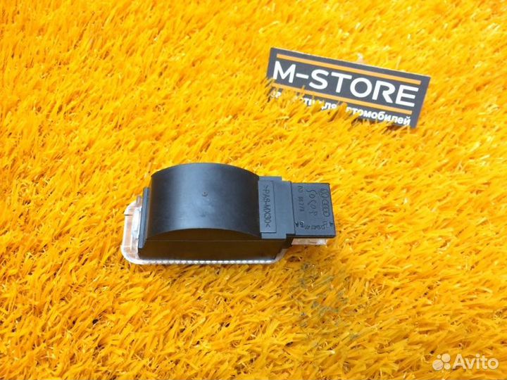 Плафон освещения задний правый Audi Q5 8R cdnc