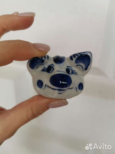 Гжель: шкатулка, ложки, фигурки поросят