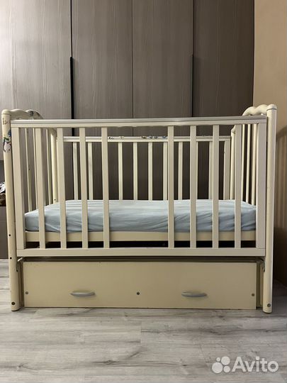 Детская кроватка с маятником и ящиком