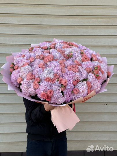 Гортензии и кустовые розы