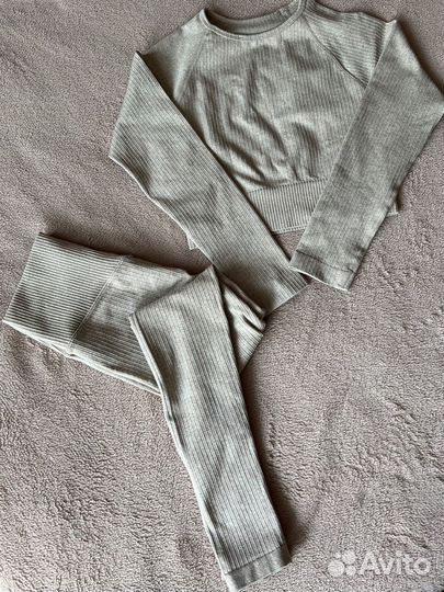 Спортивный костюм лосины и рашгард