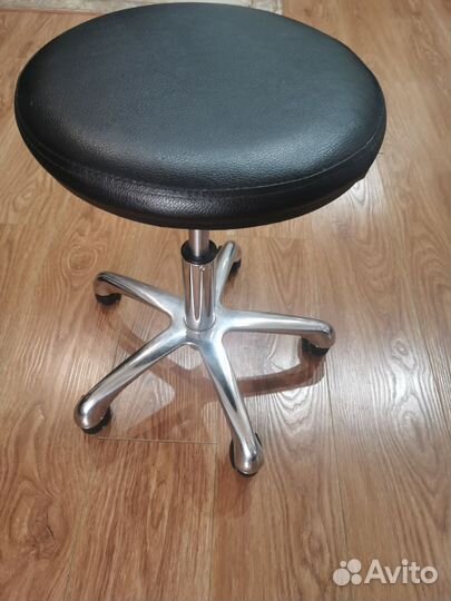 Стул для мастера на колесиках