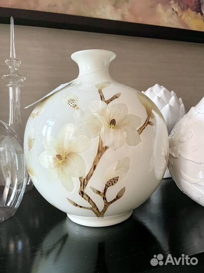 Ваза белая с магнолиями