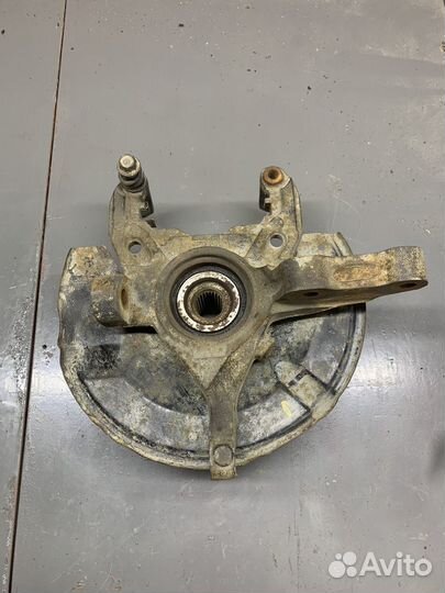 Поворотный кулак правый Mitsubishi Colt