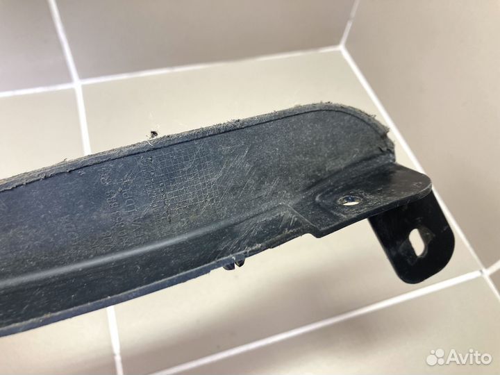 Спойлер переднего правого локера Skoda Fabia 07-15