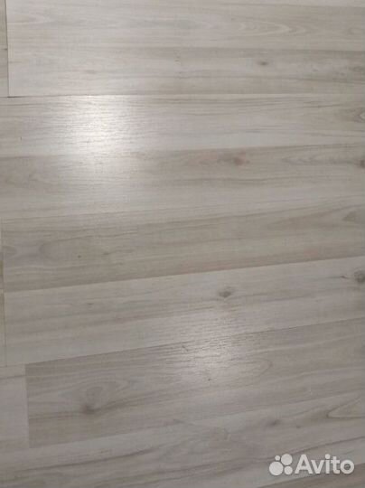 Ламинат и керамогранит светлый в упаковках