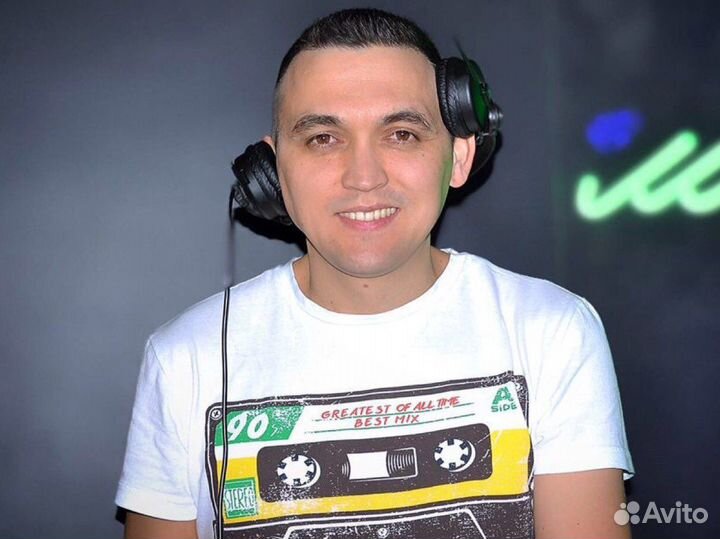 Диджей с аппаратурой