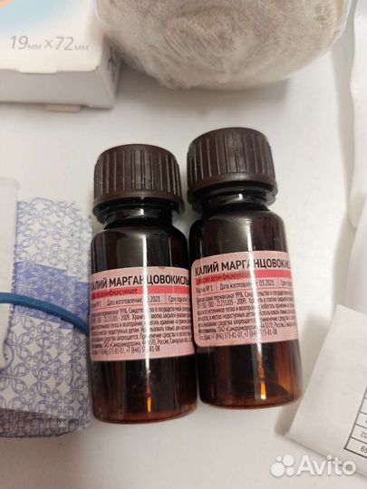 Бинт и шприцы