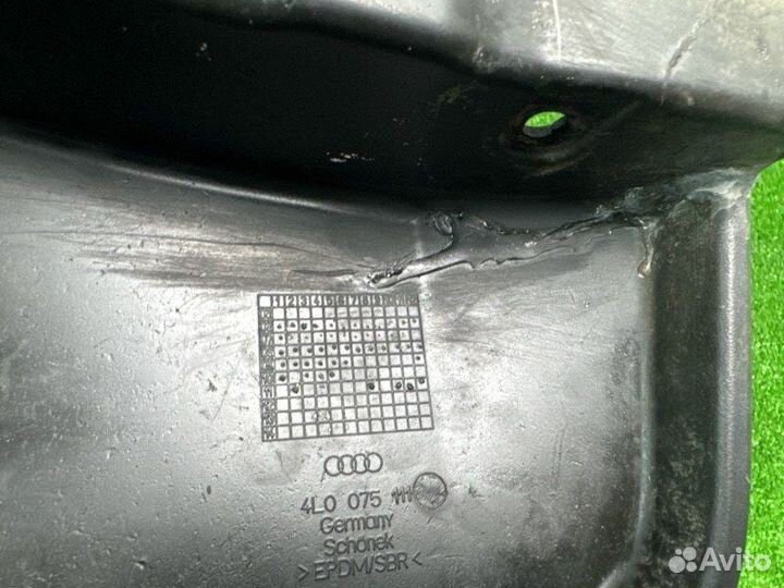 Брызговик передний правый Audi Q7 4L 4.2 BAR 2007