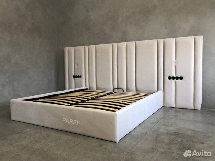 Двуспальная кровать с панелью 