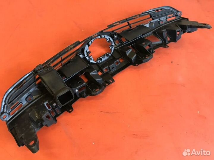 Решетка радиатора Toyota Prius ZVW55 2ZR-FXE 2016