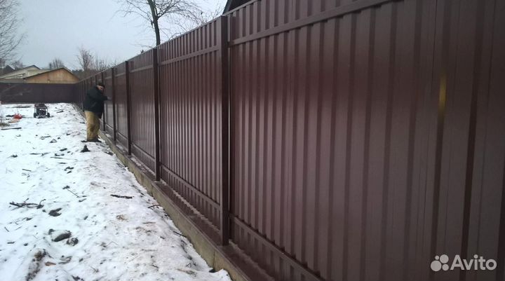 Монтаж заборов из профнастила под ключ зимой