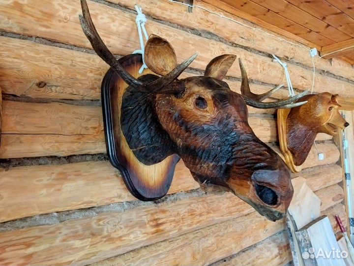 Деревянная фигура из массива с элементами декора