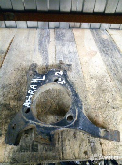 Кулак (цапфа) передний левый Opel Astra H 2010