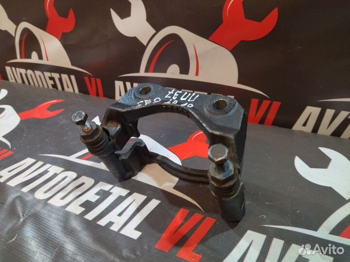 Скоба суппорта правая Renault Sandero 1