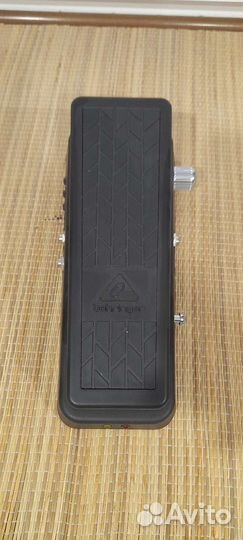 Педаль Wah Behringer HB01