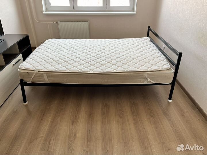 Кровать с матрасом