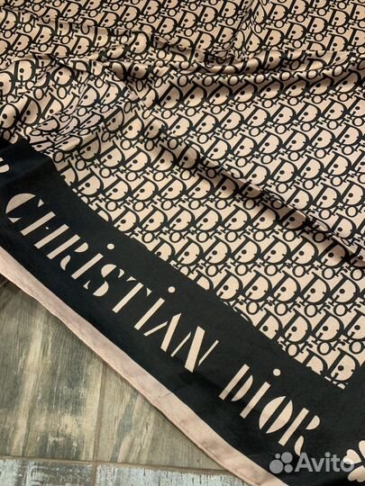 Тонкий шерстяной платок Dior розовый мягкий