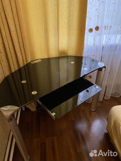 Компьютерный стол стеклянный