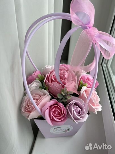 Букет цветов в корзинке на 8 марта