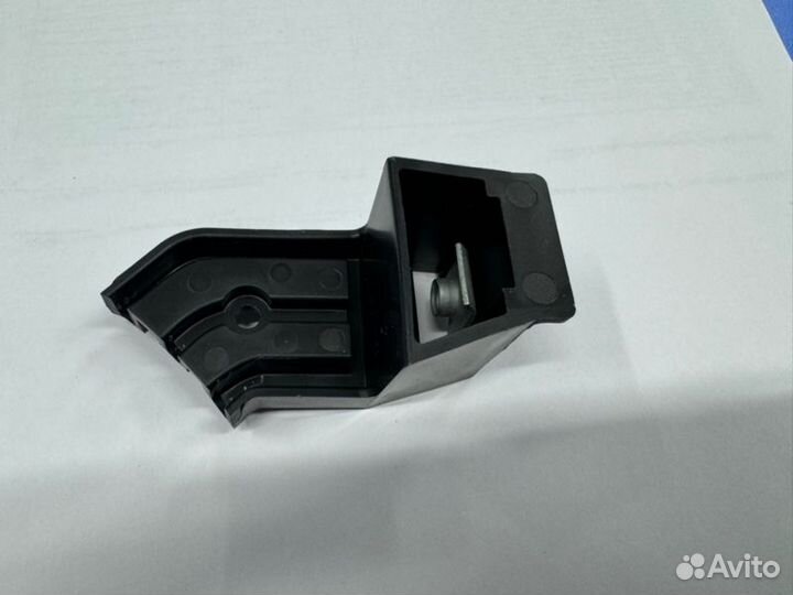 Кронштейн фары передний правый Toyota Land Cruiser