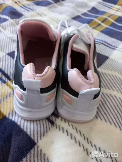 Кроссовки женские 40 размер новые