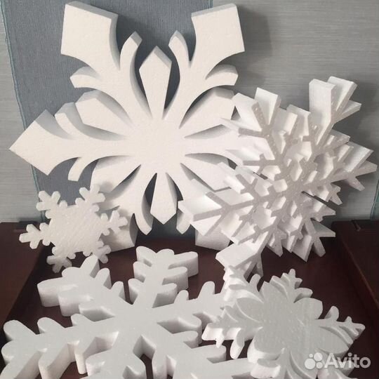 Снежинки из пенопласта