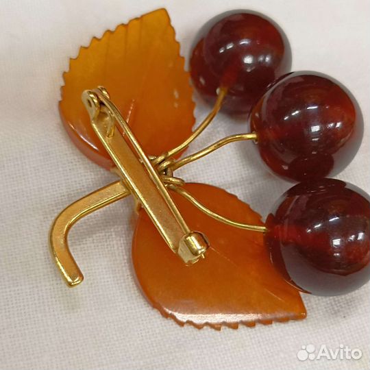 Брошь из натурального янтаря «Вишенки» (сзр)