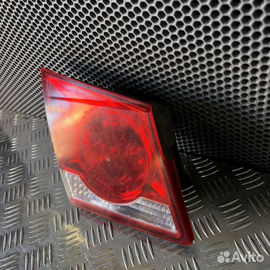 Фонарь задний внутренний левый Chevrolet Cruze