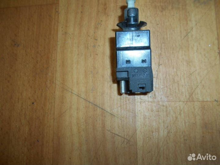 Датчик включения стоп-сигнала Mercedes Benz W210